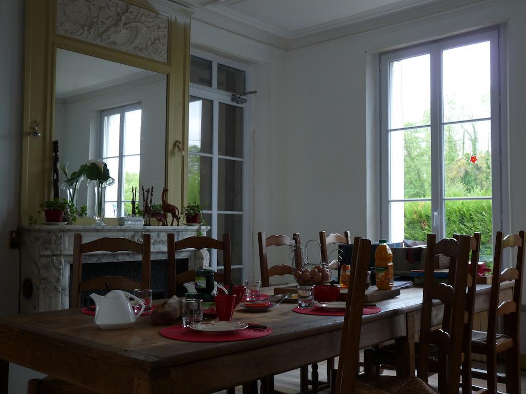 Le Betrot Acomodação com café da manhã Estissac Exterior foto