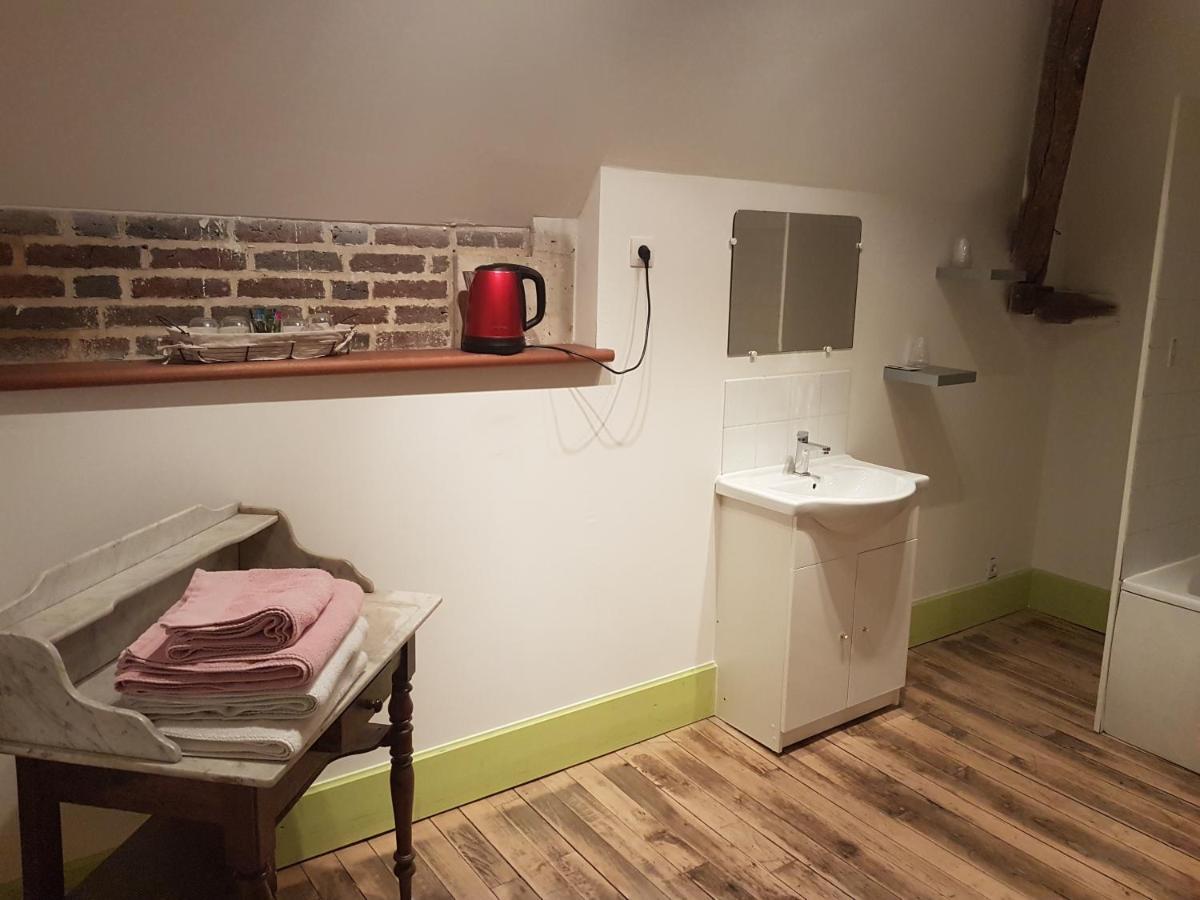 Le Betrot Acomodação com café da manhã Estissac Exterior foto