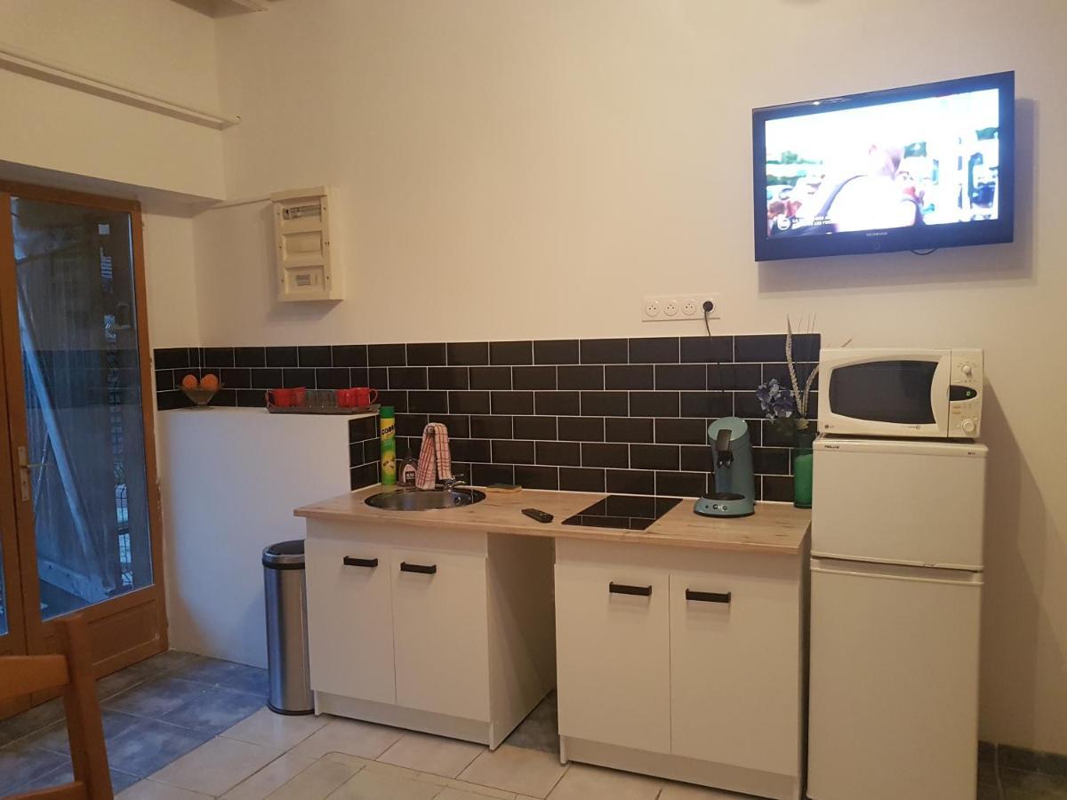 Le Betrot Acomodação com café da manhã Estissac Exterior foto