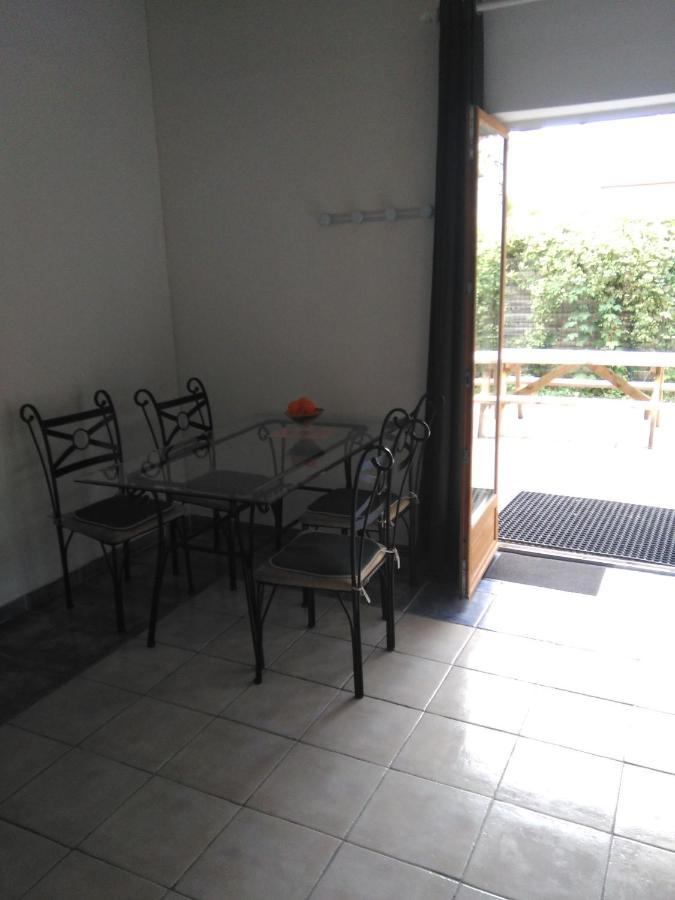 Le Betrot Acomodação com café da manhã Estissac Exterior foto