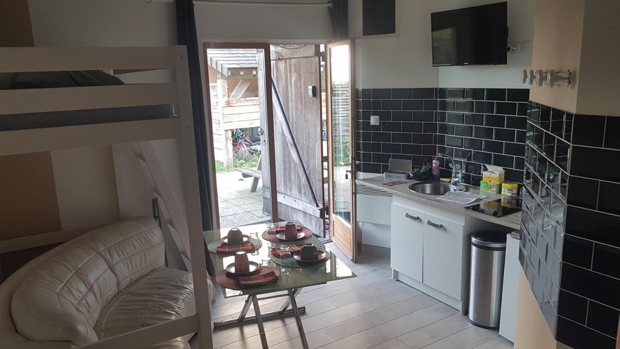 Le Betrot Acomodação com café da manhã Estissac Exterior foto