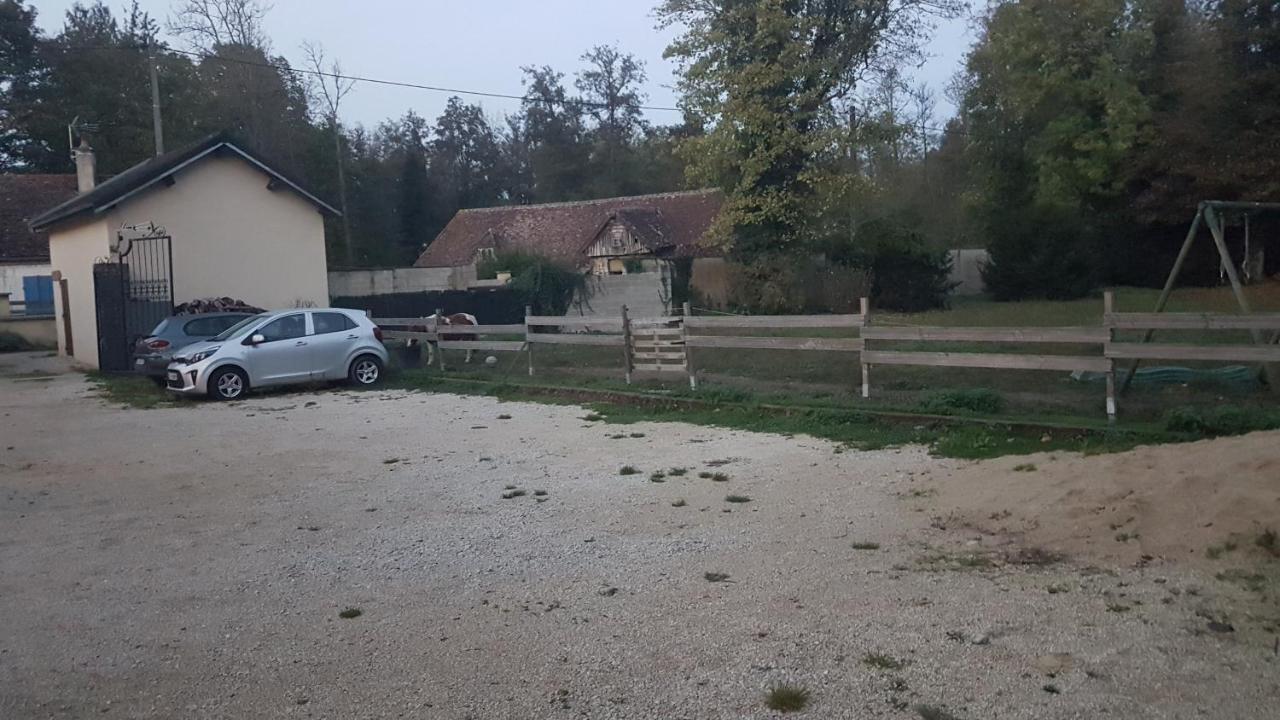 Le Betrot Acomodação com café da manhã Estissac Exterior foto